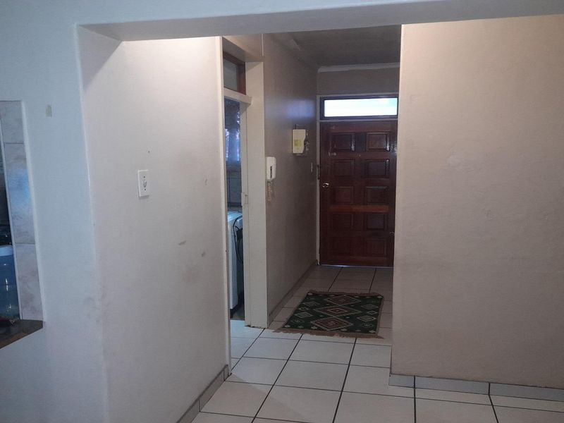 2-Bedroom apartment with garage close to CBD in CW3!! - Photo 1
