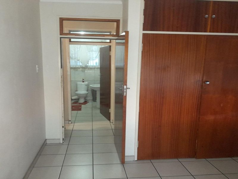 2-Bedroom apartment with garage close to CBD in CW3!! - Photo 9