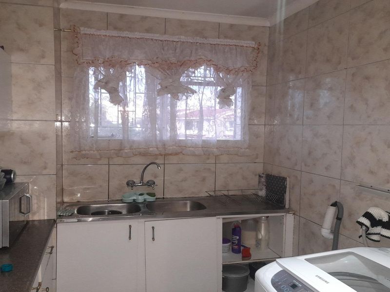 2-Bedroom apartment with garage close to CBD in CW3!! - Photo 7