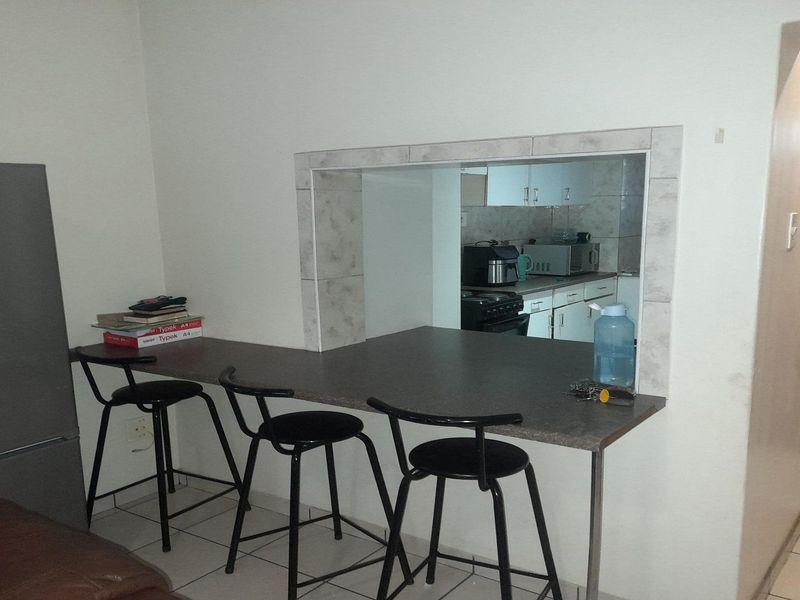 2-Bedroom apartment with garage close to CBD in CW3!! - Photo 4