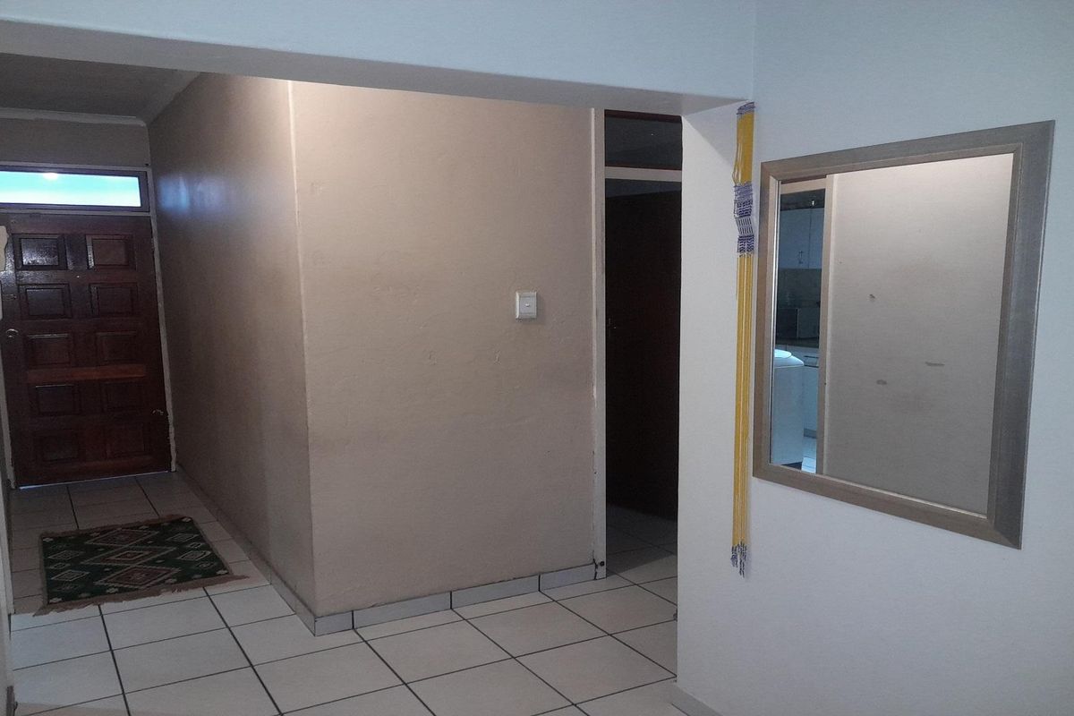 2-Bedroom apartment with garage close to CBD in CW3!! - Photo 2