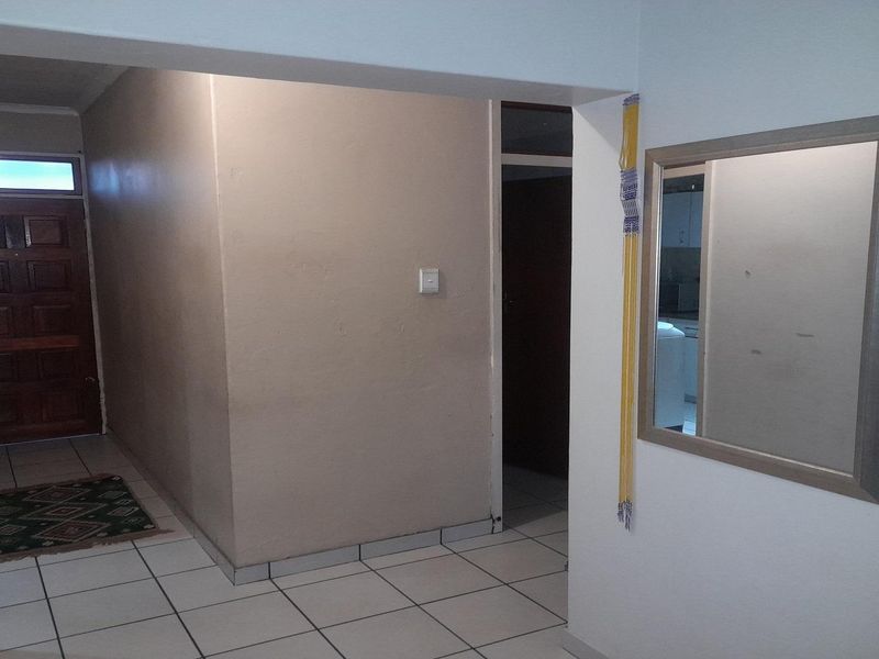 2-Bedroom apartment with garage close to CBD in CW3!! - Photo 2