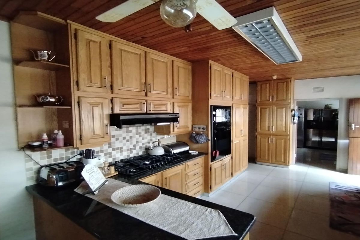 Stunning 5-Bedroom Family Home with Modern amenities Se 7 - Photo 4