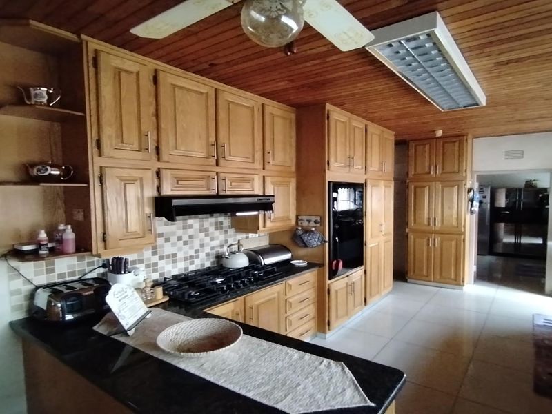 Stunning 5-Bedroom Family Home with Modern amenities Se 7 - Photo 4