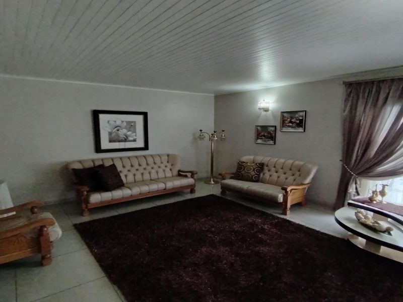 Stunning 5-Bedroom Family Home with Modern amenities Se 7 - Photo 2