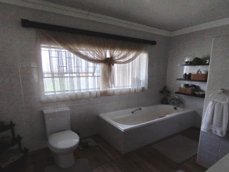 Stunning 5-Bedroom Family Home with Modern amenities Se 7 - Photo 9
