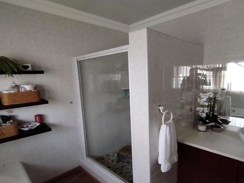 Stunning 5-Bedroom Family Home with Modern amenities Se 7 - Photo 6