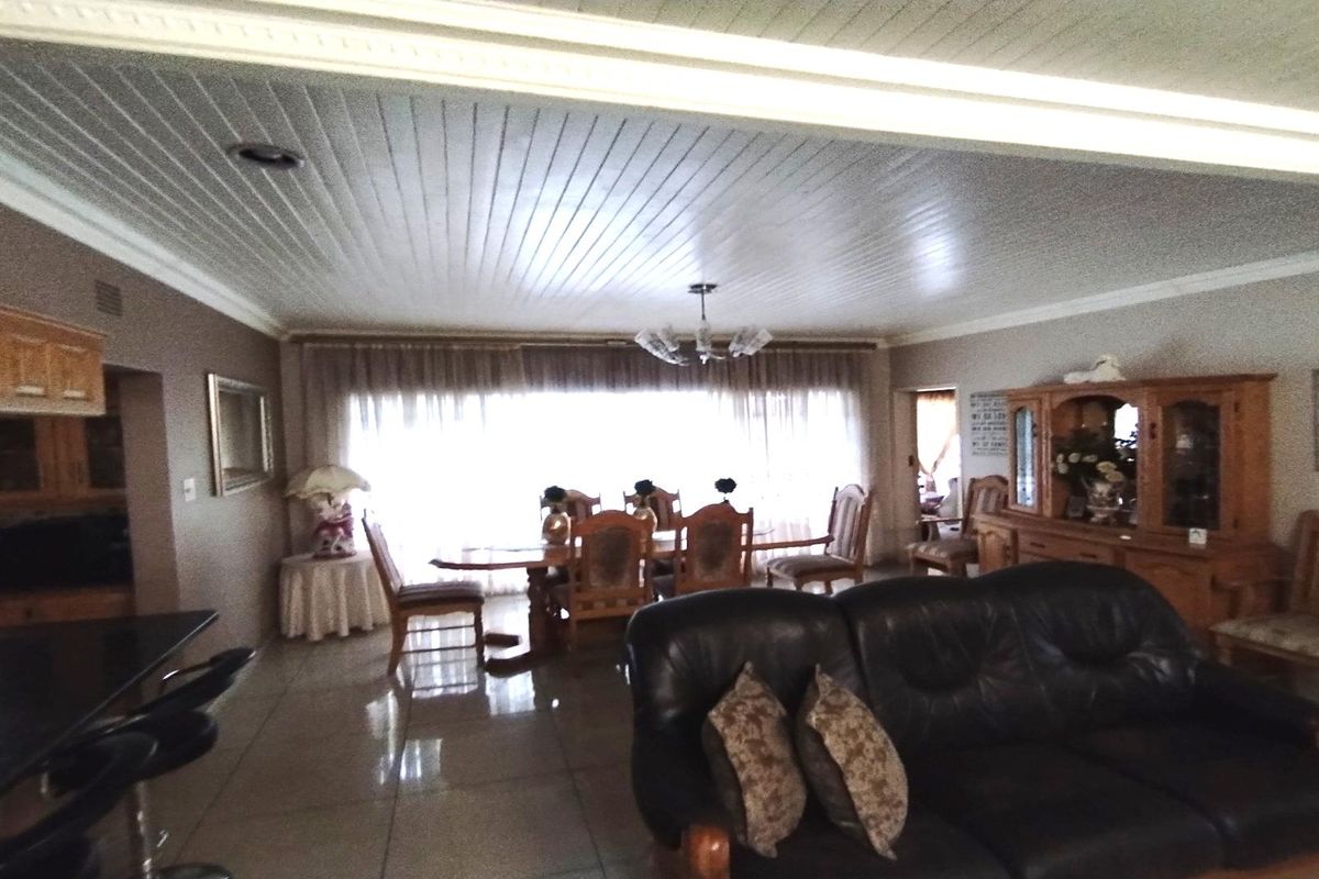 Stunning 5-Bedroom Family Home with Modern amenities Se 7 - Photo 3