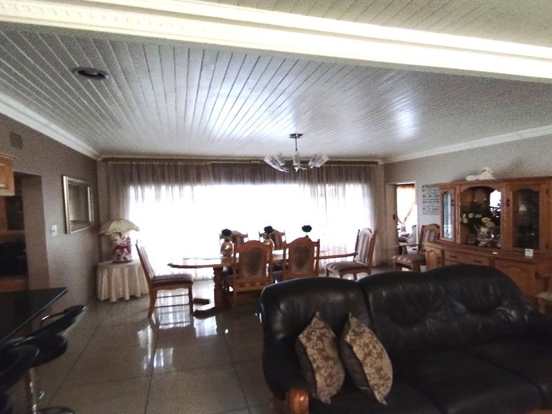 Stunning 5-Bedroom Family Home with Modern amenities Se 7 - Photo 3