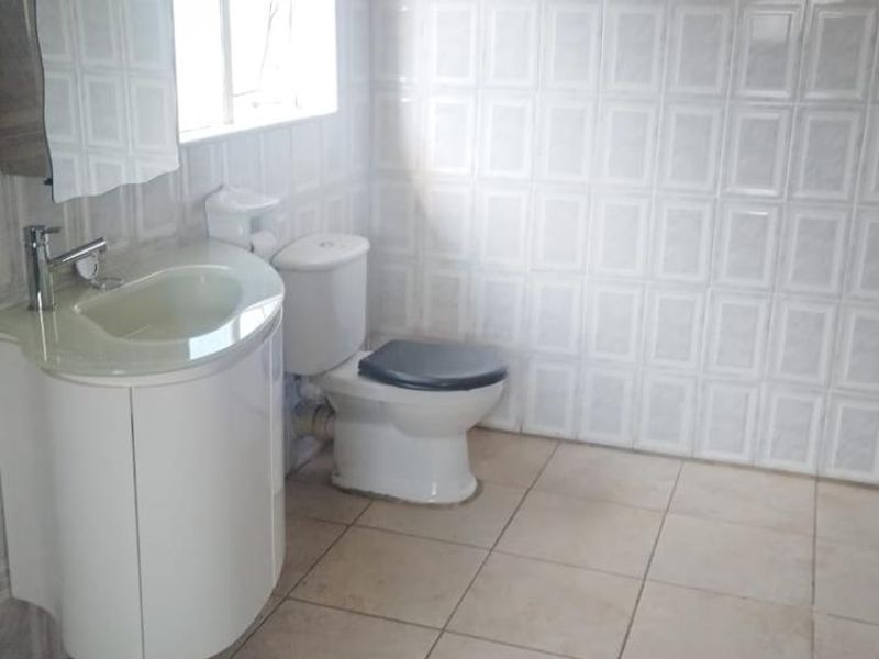 Stunning 3-Bedroom Family Home with Ample Features. - Photo 8