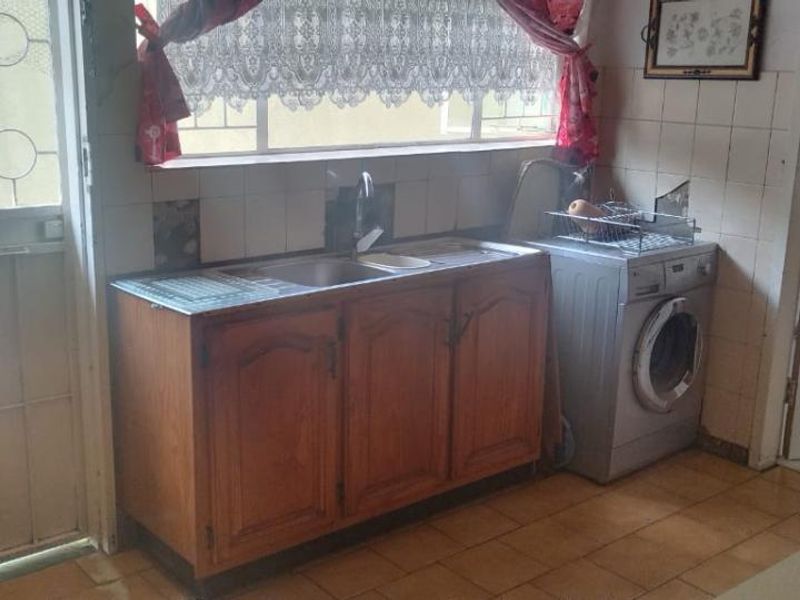 Stunning 3-Bedroom Family Home with Ample Features. - Photo 7