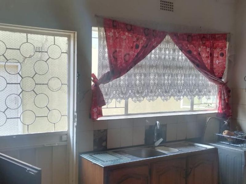 Stunning 3-Bedroom Family Home with Ample Features. - Photo 6