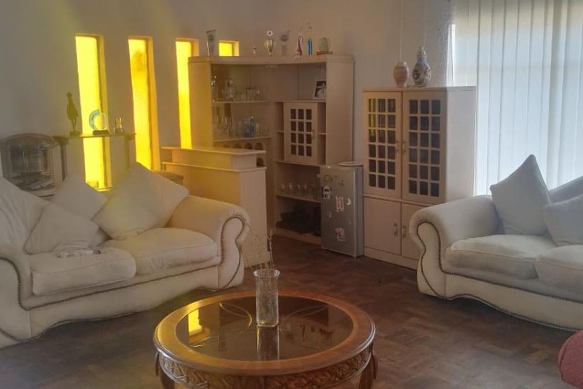Stunning 3-Bedroom Family Home with Ample Features. - Photo 3