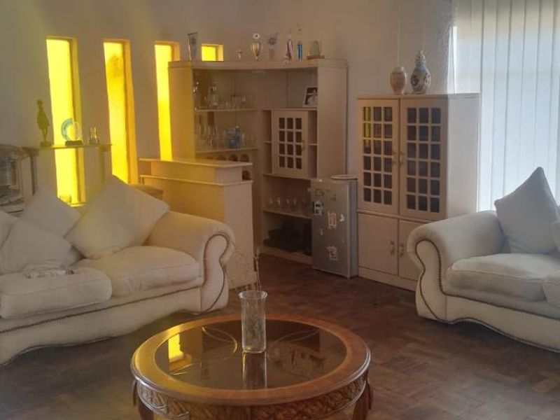 Stunning 3-Bedroom Family Home with Ample Features. - Photo 3