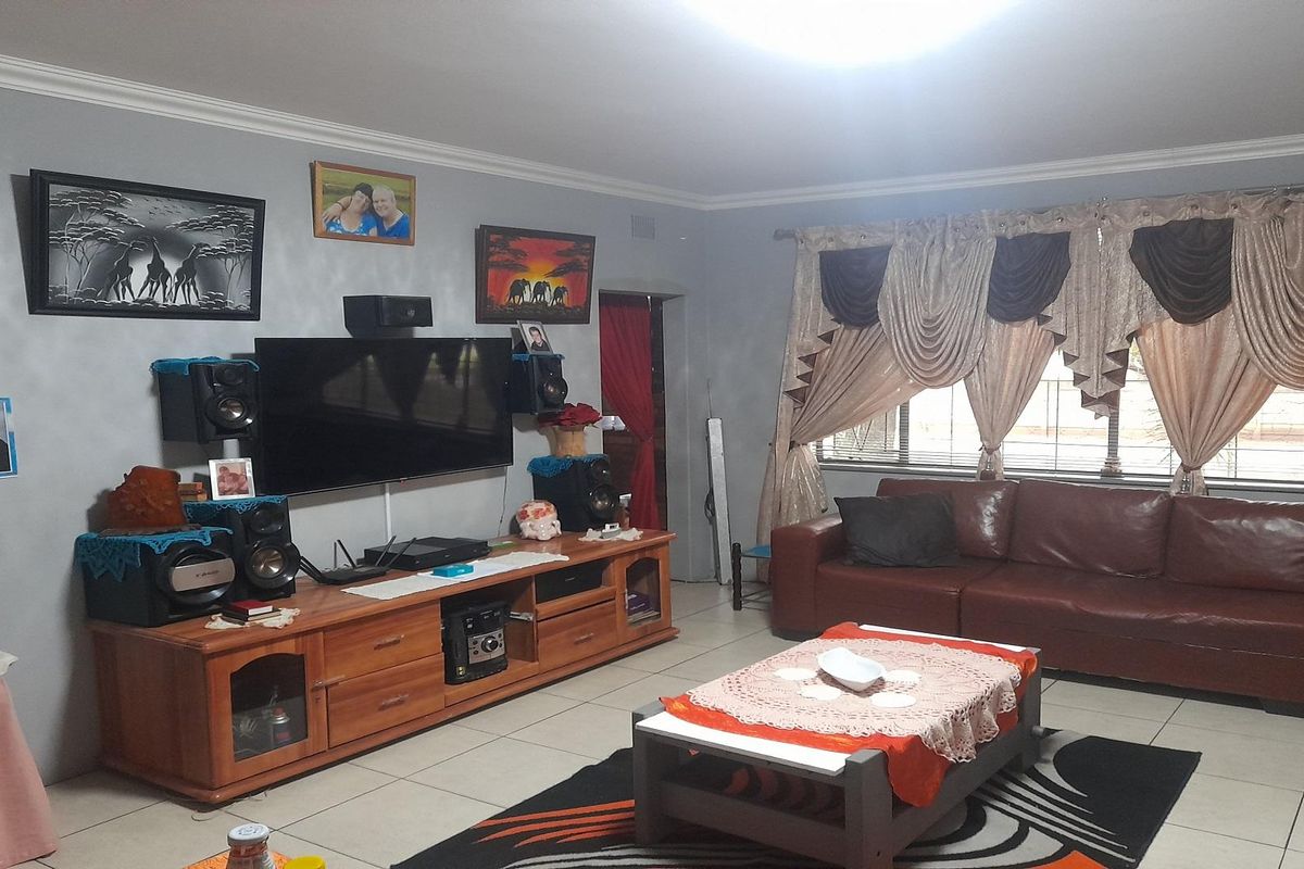 Gem of a 2-Bedroom apartment with enclosed Balcony -ground floor - Photo 2