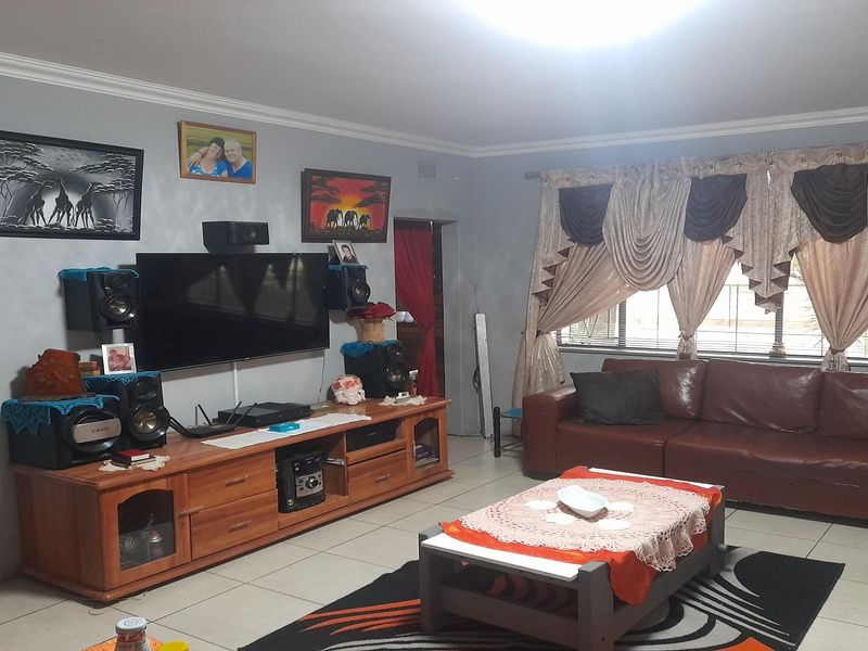 Gem of a 2-Bedroom apartment with enclosed Balcony -ground floor - Photo 2