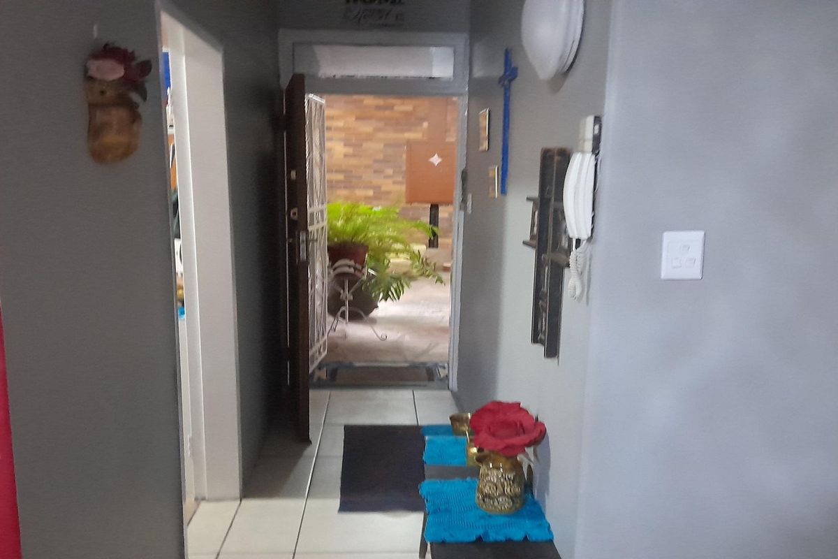 Gem of a 2-Bedroom apartment with enclosed Balcony -ground floor - Photo 4