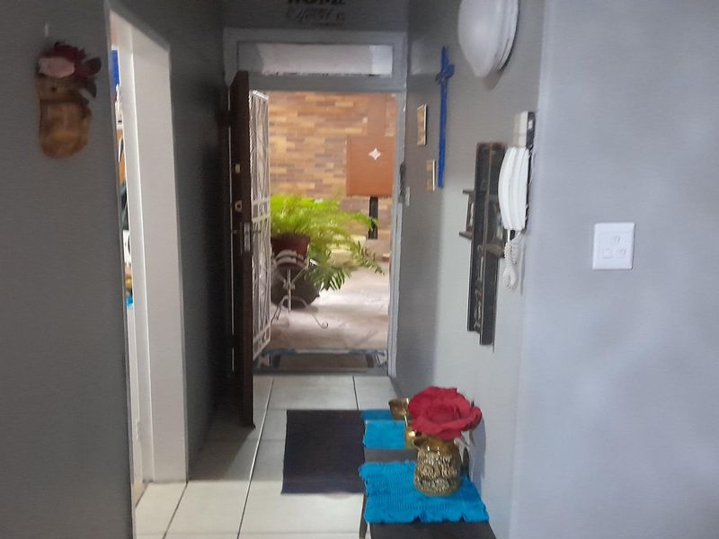Gem of a 2-Bedroom apartment with enclosed Balcony -ground floor - Photo 4