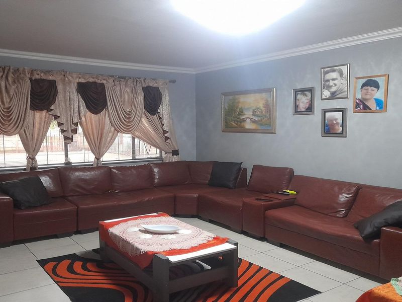 Gem of a 2-Bedroom apartment with enclosed Balcony -ground floor - Photo 1