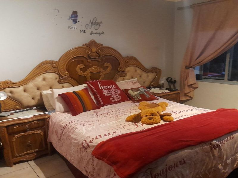 Gem of a 2-Bedroom apartment with enclosed Balcony -ground floor - Photo 10