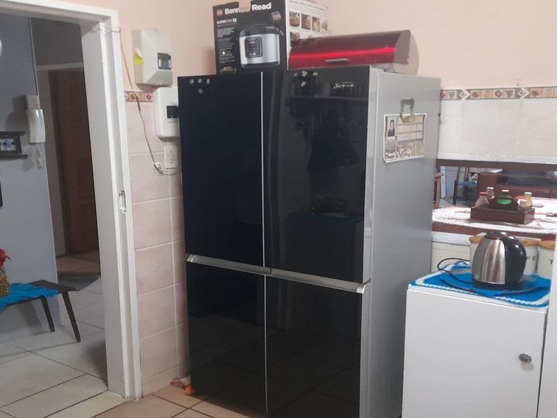 Gem of a 2-Bedroom apartment with enclosed Balcony -ground floor - Photo 8