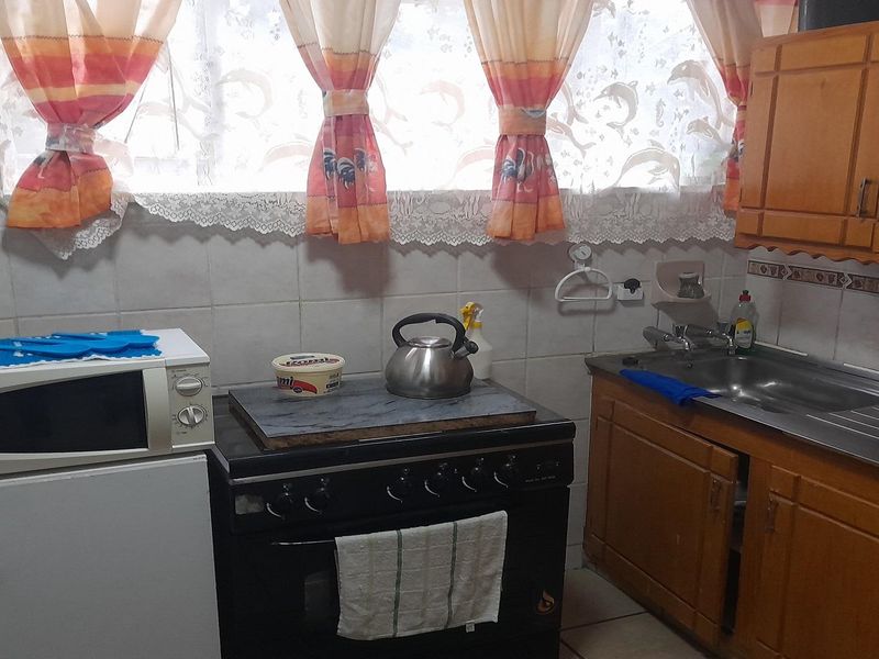 Gem of a 2-Bedroom apartment with enclosed Balcony -ground floor - Photo 6