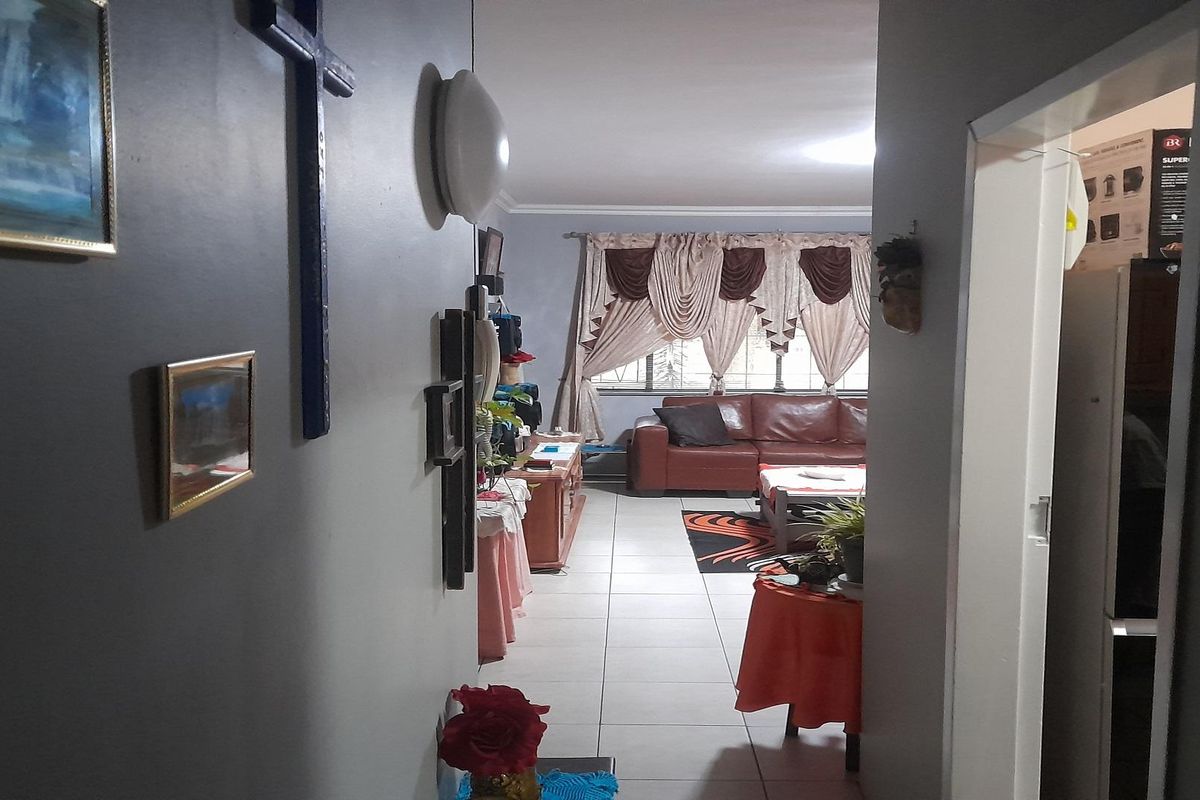 Gem of a 2-Bedroom apartment with enclosed Balcony -ground floor - Photo 3