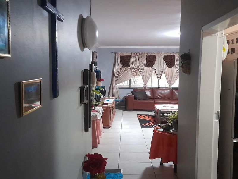 Gem of a 2-Bedroom apartment with enclosed Balcony -ground floor - Photo 3