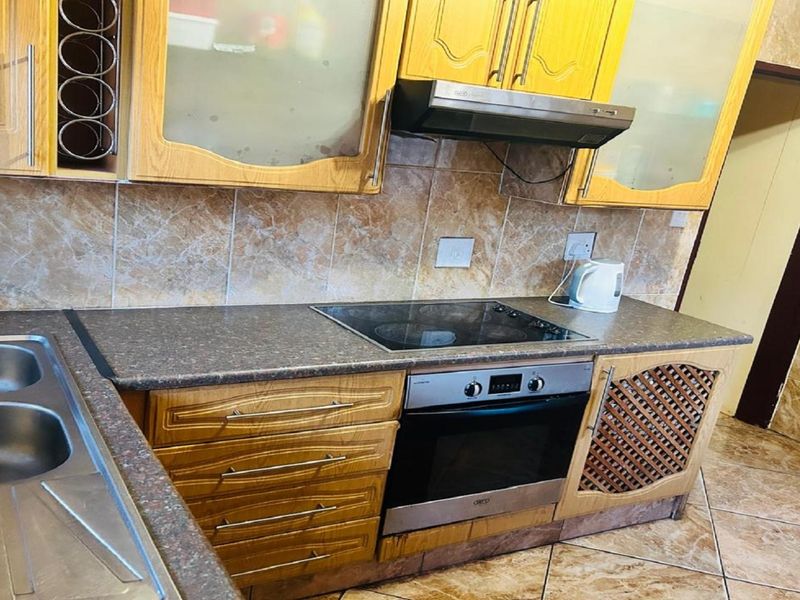 **Charming Family Home with Modern Comforts** - Photo 6