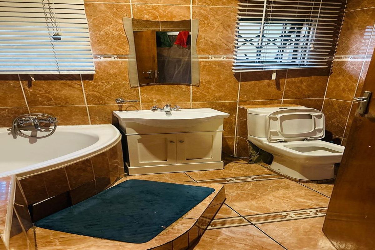 **Charming Family Home with Modern Comforts** - Photo 2