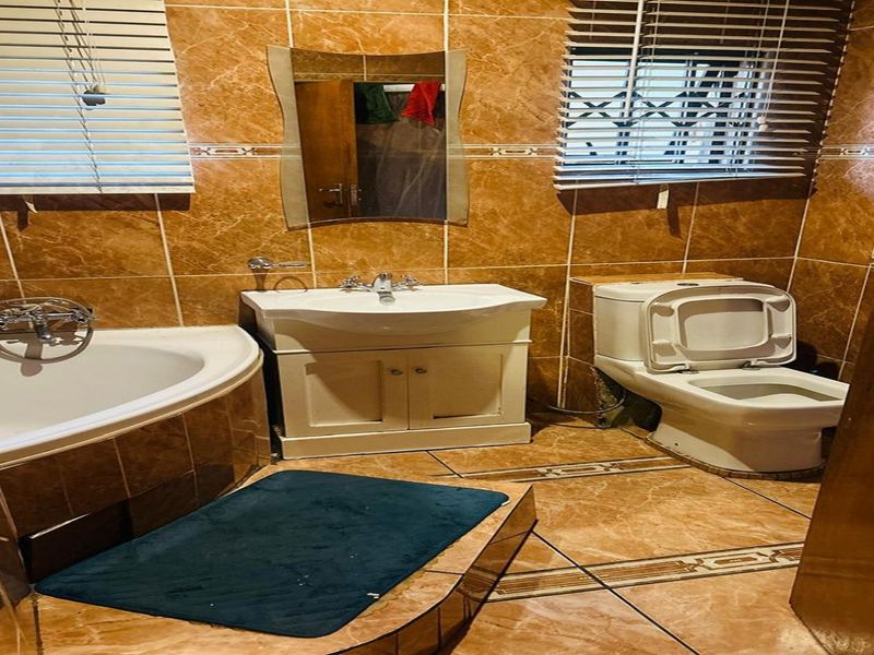 **Charming Family Home with Modern Comforts** - Photo 2