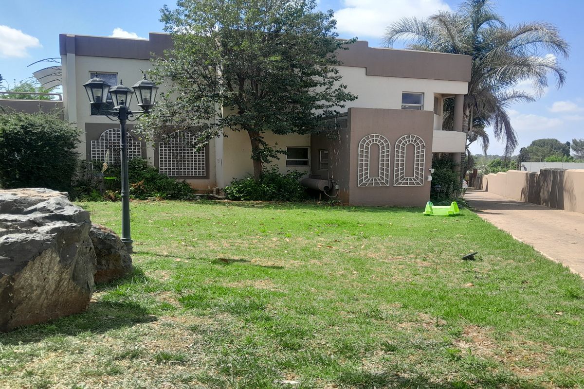 Grand Executive Living in Vanderbijlpark’s Prime Address - Photo 2