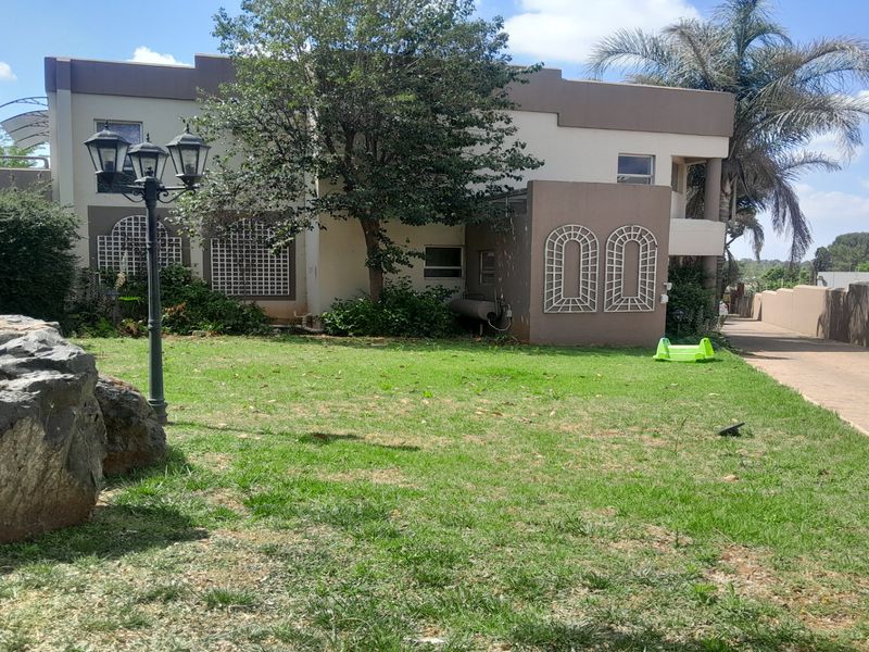 Grand Executive Living in Vanderbijlpark’s Prime Address - Photo 2