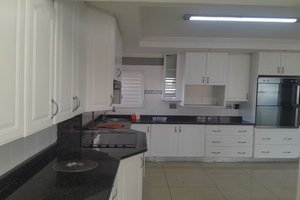 Grand Executive Living in Vanderbijlpark’s Prime Address - Photo 5
