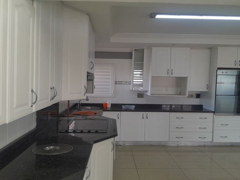 Grand Executive Living in Vanderbijlpark’s Prime Address - Photo 5