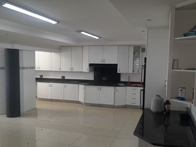 Grand Executive Living in Vanderbijlpark’s Prime Address - Photo 9