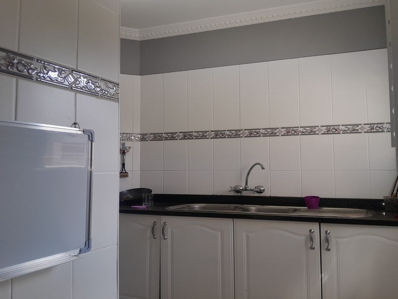 Grand Executive Living in Vanderbijlpark’s Prime Address - Photo 4