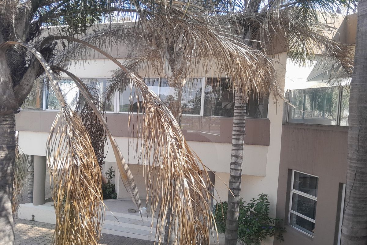 Grand Executive Living in Vanderbijlpark’s Prime Address - Photo 3