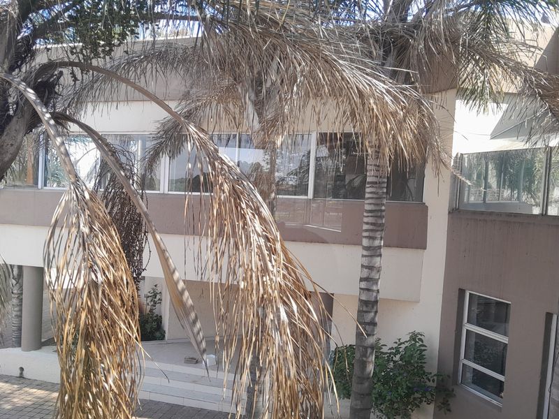 Grand Executive Living in Vanderbijlpark’s Prime Address - Photo 3