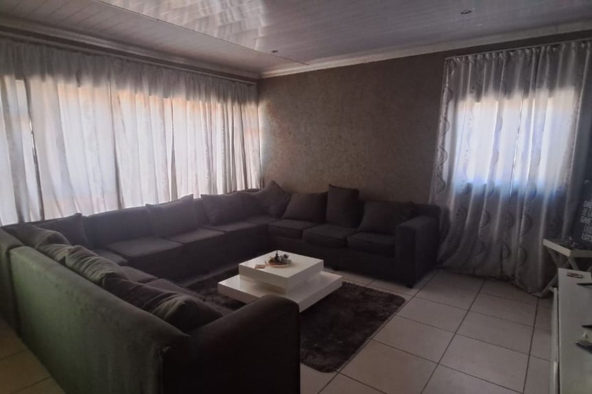 Charming 3-Bedroom Home with Income-Generating Flatlets - Photo 3