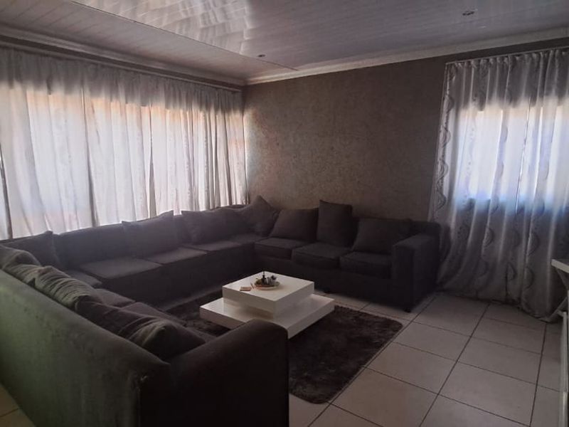 Charming 3-Bedroom Home with Income-Generating Flatlets - Photo 3