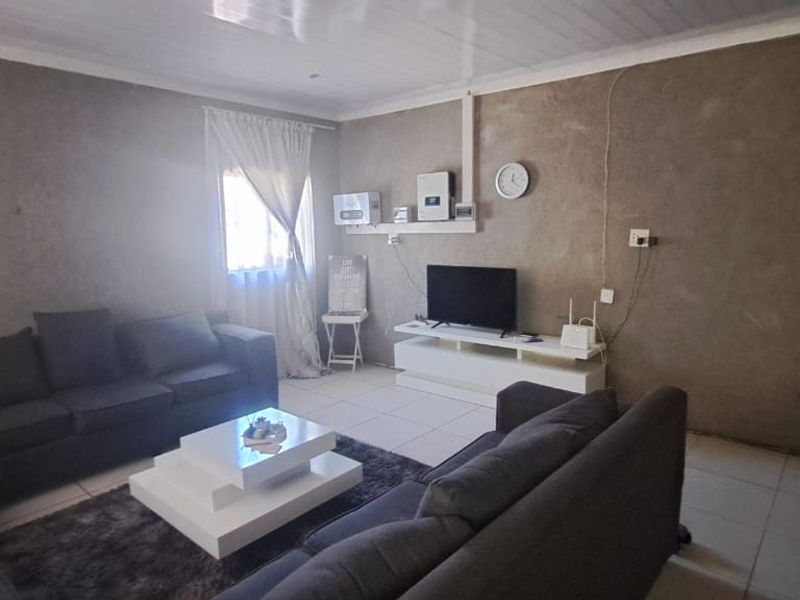 Charming 3-Bedroom Home with Income-Generating Flatlets - Photo 4