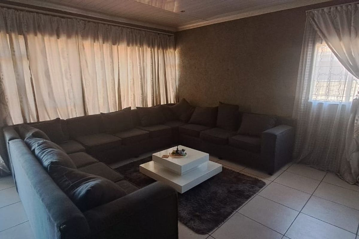Charming 3-Bedroom Home with Income-Generating Flatlets - Photo 5