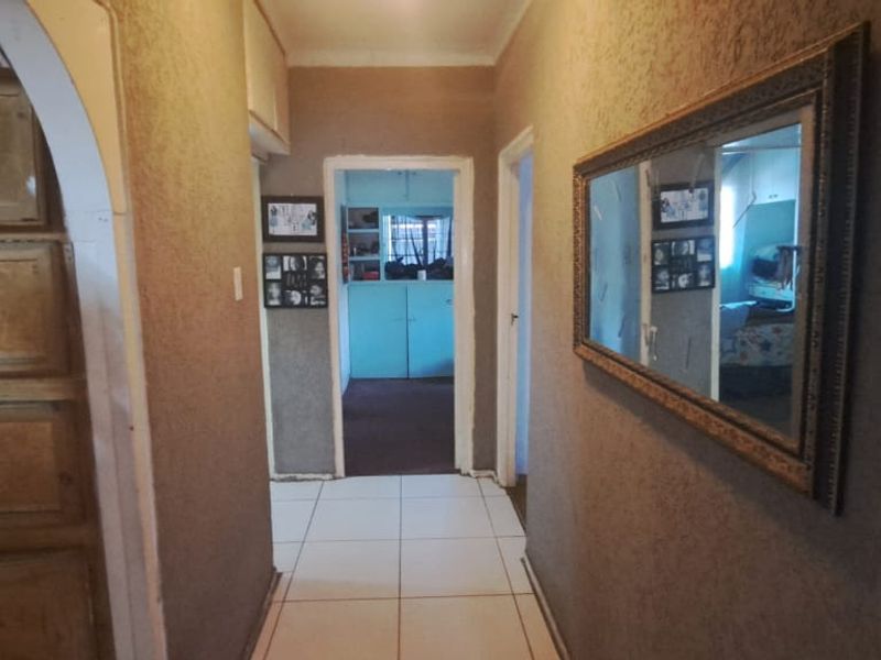 Charming 3-Bedroom Home with Income-Generating Flatlets - Photo 8