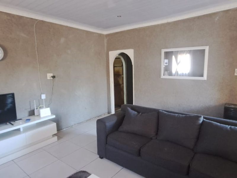 Charming 3-Bedroom Home with Income-Generating Flatlets - Photo 7