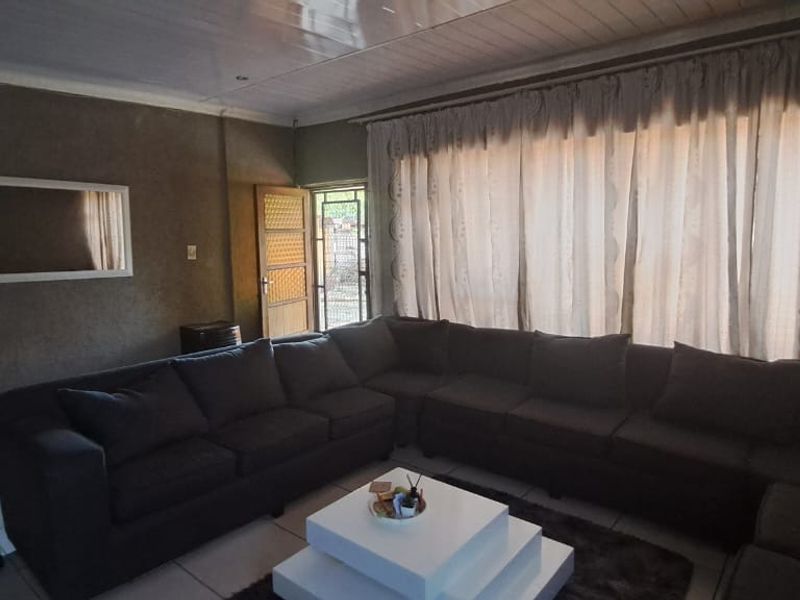 Charming 3-Bedroom Home with Income-Generating Flatlets - Photo 6