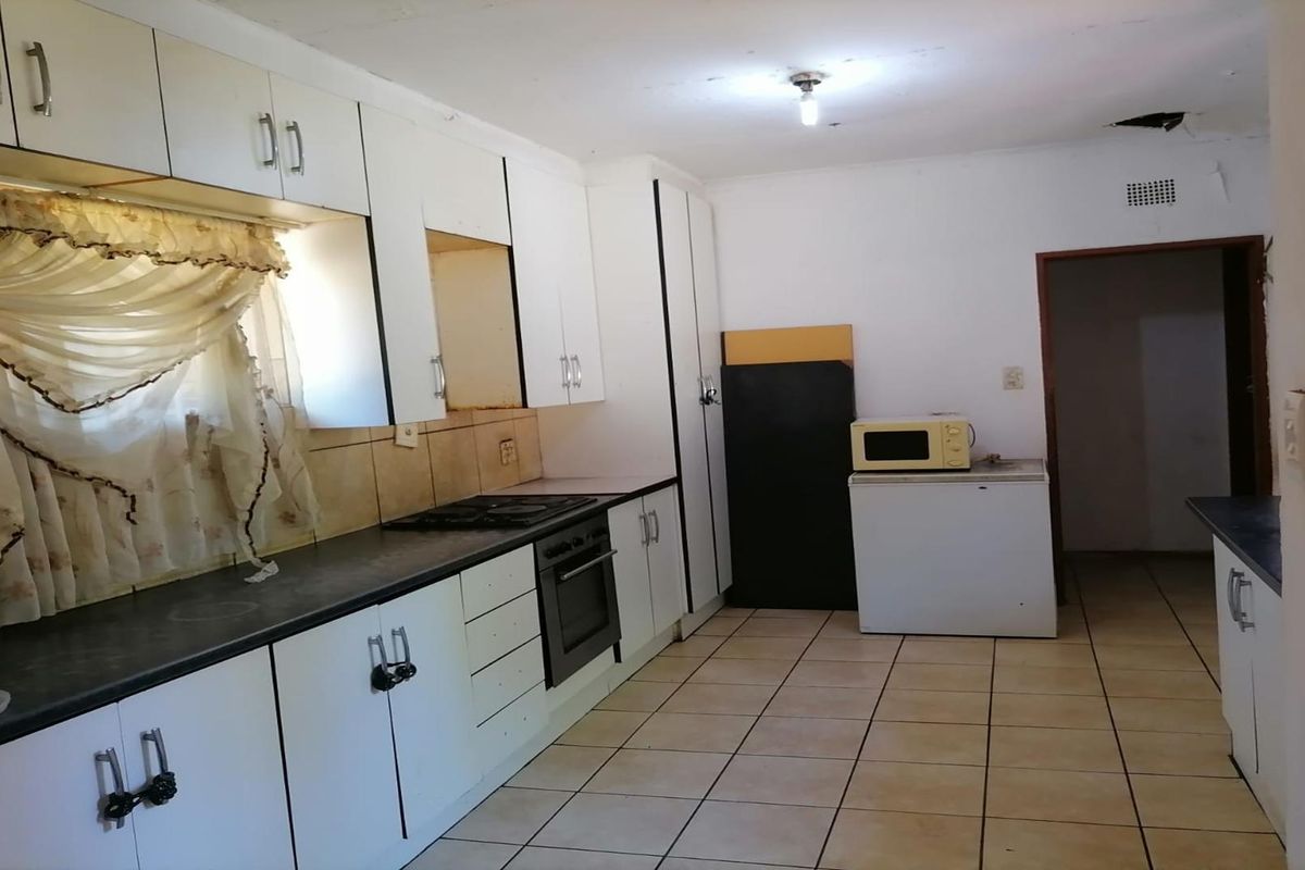 Spacious 7-Bedroom Investment Property in CE 5, Vanderbijlpark - Photo 4