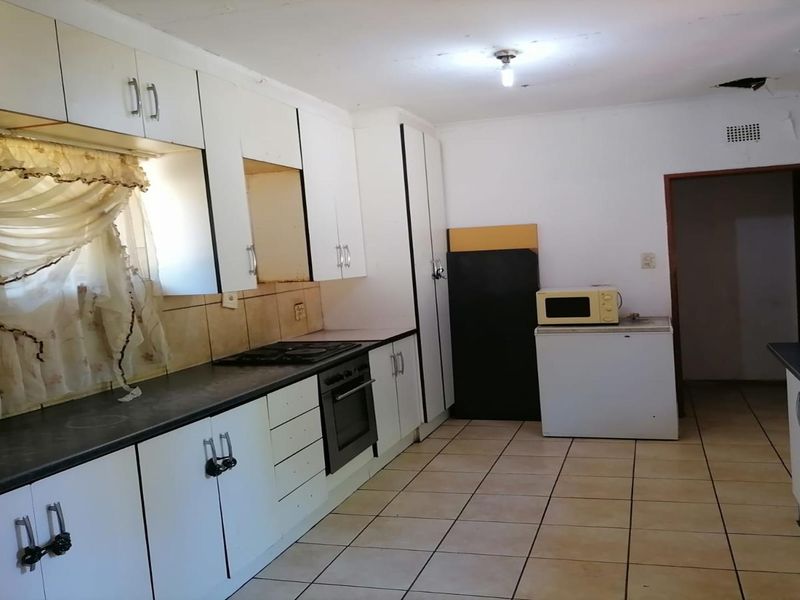 Spacious 7-Bedroom Investment Property in CE 5, Vanderbijlpark - Photo 4