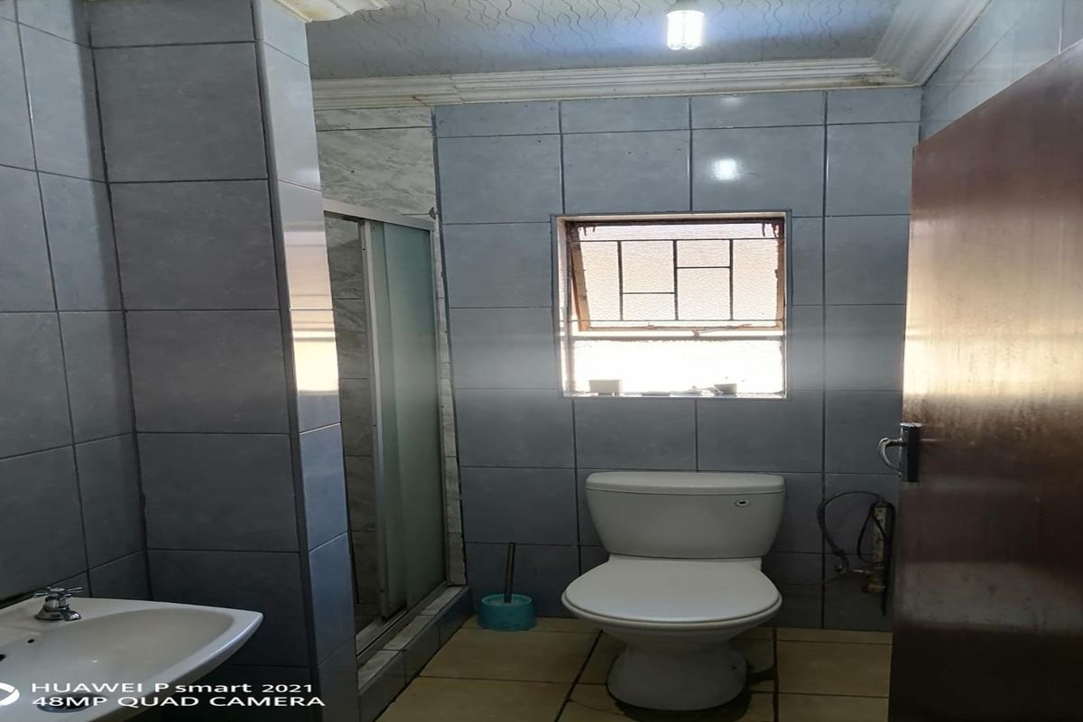 Spacious 7-Bedroom Investment Property in CE 5, Vanderbijlpark - Photo 2