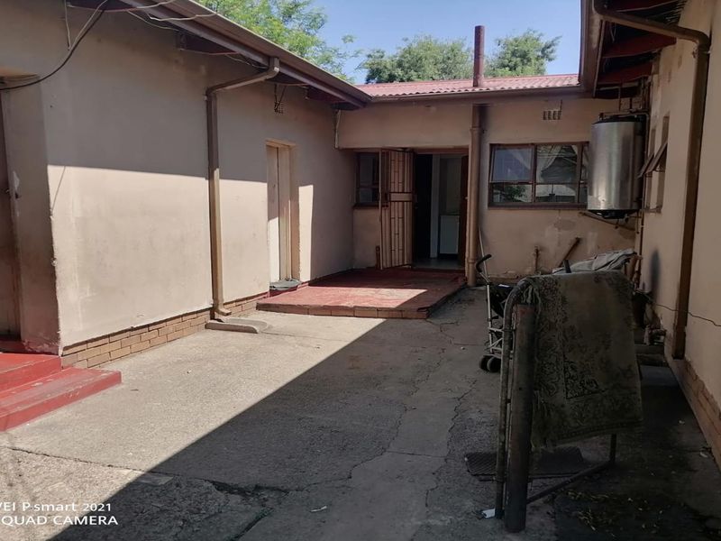 Spacious 7-Bedroom Investment Property in CE 5, Vanderbijlpark - Photo 9